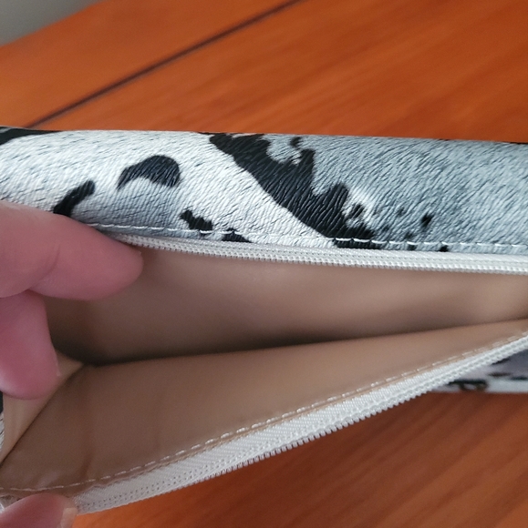 Guess Wallet - Picture 3 of 7